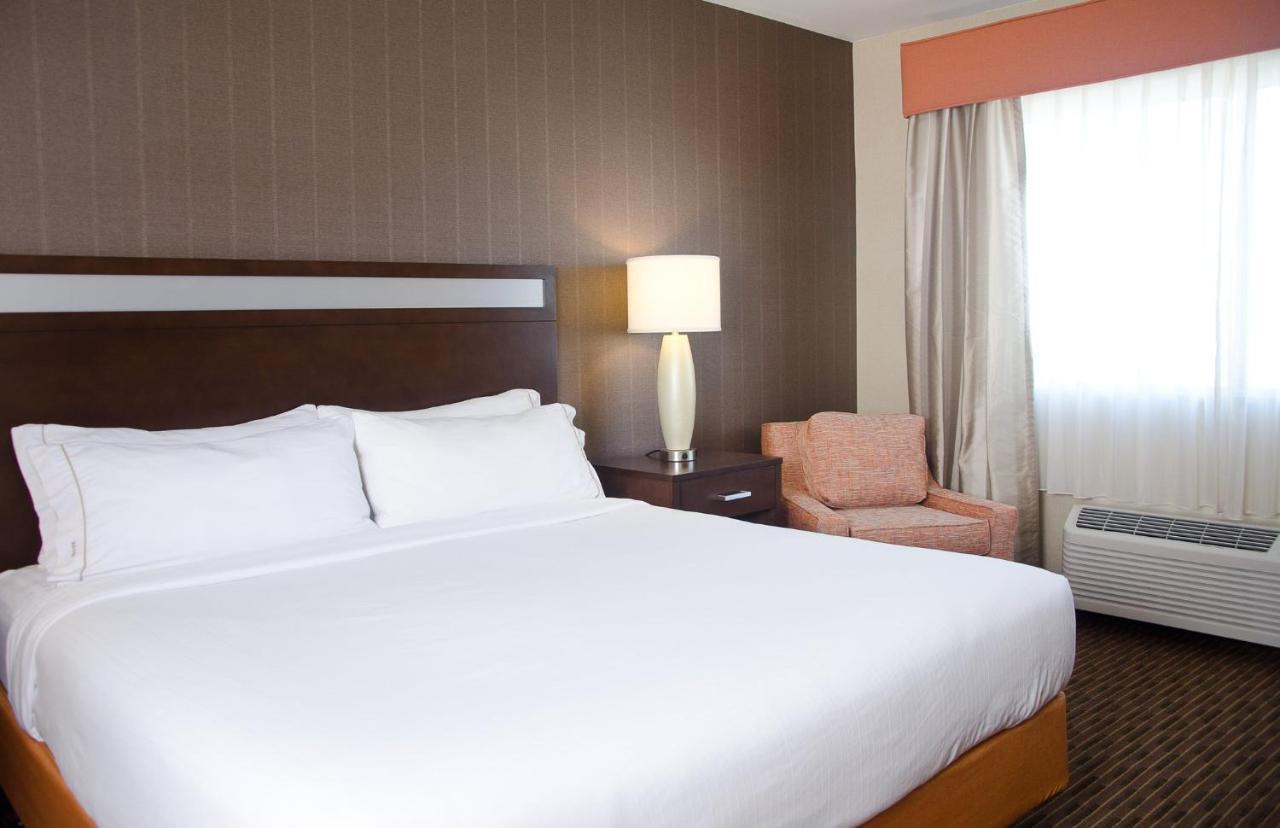 Holiday Inn Express Hotel & Suites Watertown - Thousand Islands By Ihg Eksteriør billede